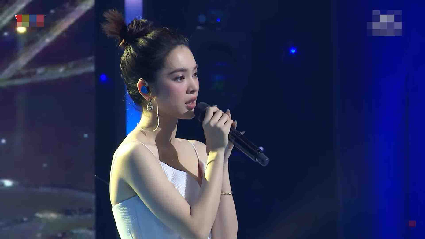 Quỳnh lương còn khóc khi đang hát