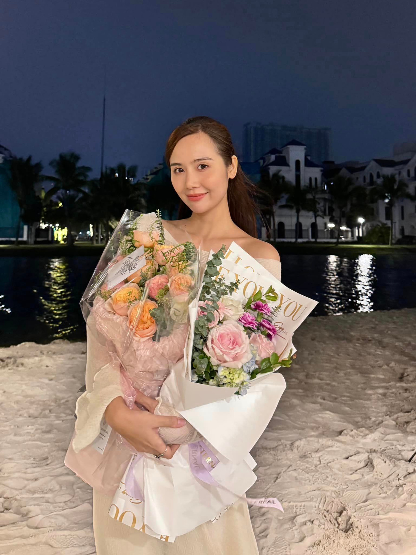 Huyền Lizzie trong cảnh quay cuối cùng ở Chúng Ta Của 8 Năm Sau. Huyền Lizzie trong cảnh quay cuối cùng ở Chúng Ta Của 8 Năm Sau.