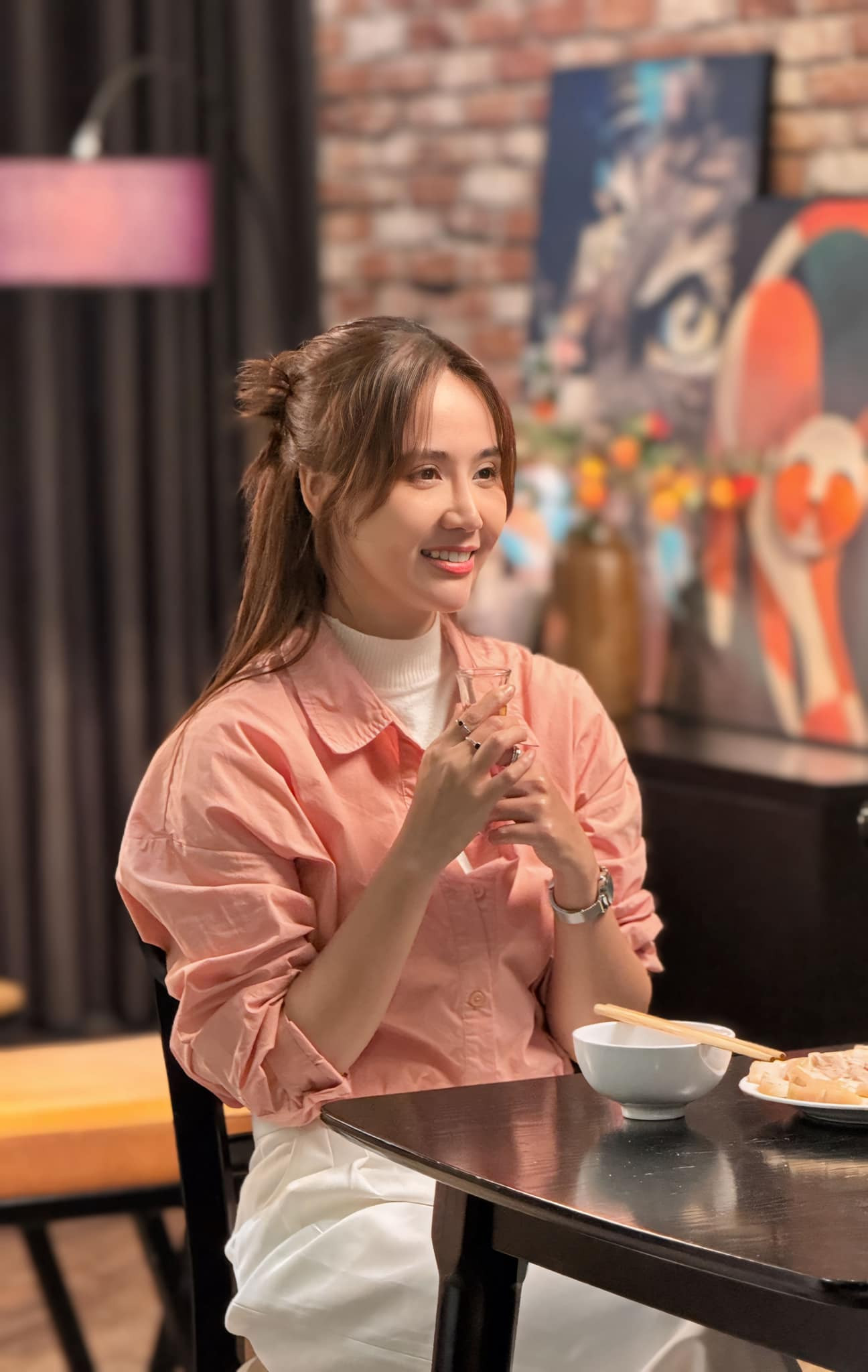 Huyền Lizzie đã từng đeo chiếc nhẫn này ở cảnh quay khác. Huyền Lizzie đã từng đeo chiếc nhẫn này ở cảnh quay khác.