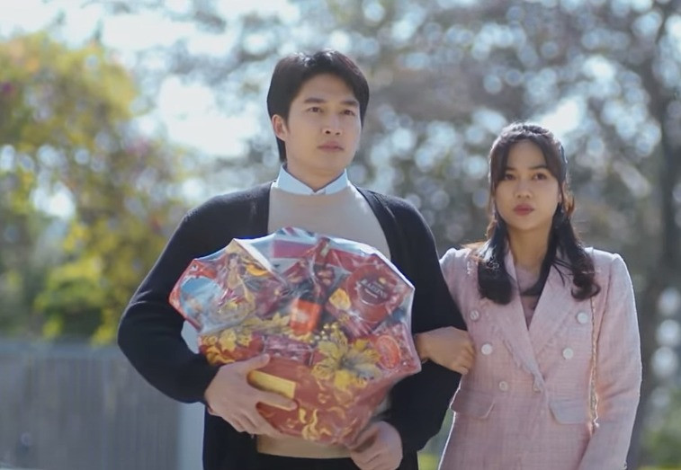 Cô sẵn sàng nhập vai bạn gái của Huy.