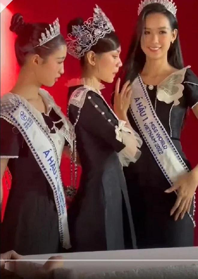 Bảo Ngọc định nhún người cho thấp xuống nhưng Mai Phương không đồng ý