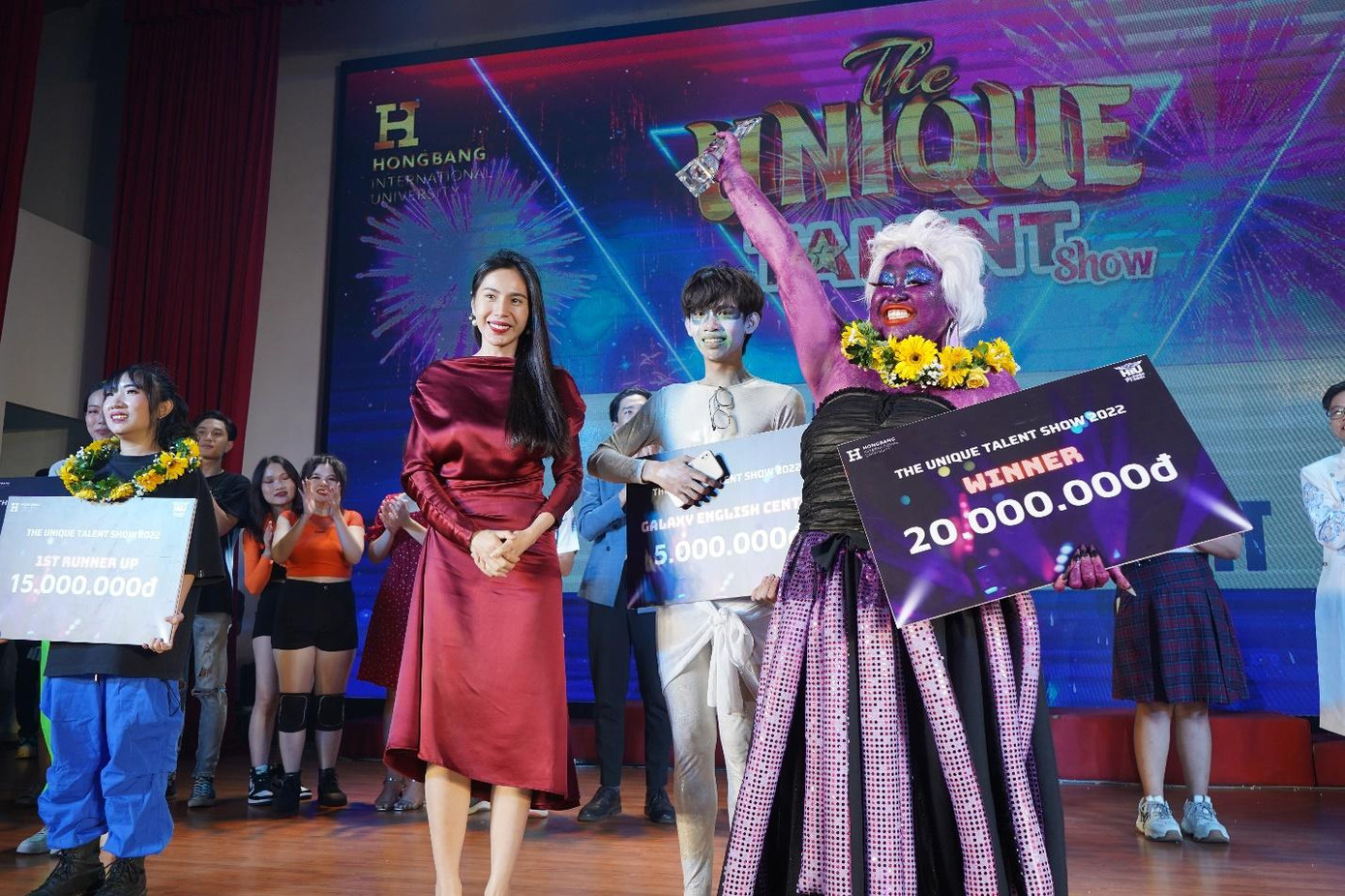 Ca sĩ Thủy Tiên trao tặng giải quán quân cho nhóm HIUZIK với tiết mục nhạc kịch xuất sắc Ca sĩ Thủy Tiên trao tặng giải quán quân cho nhóm HIUZIK với tiết mục nhạc kịch xuất sắc