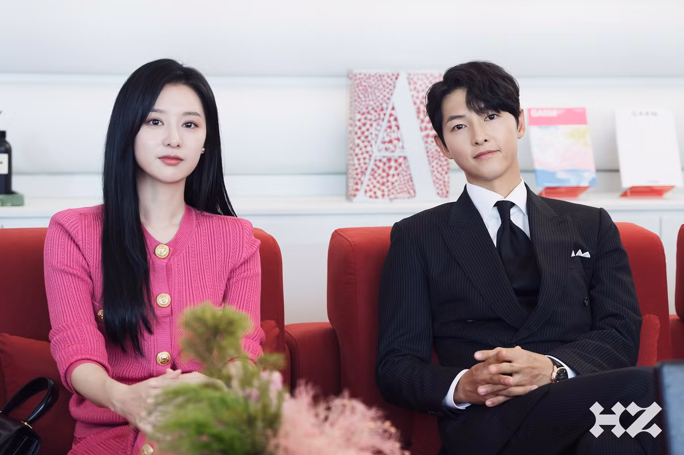 Song Joong Ki đóng vai luật sư tư vấn hôn nhân cho Hong Hae In