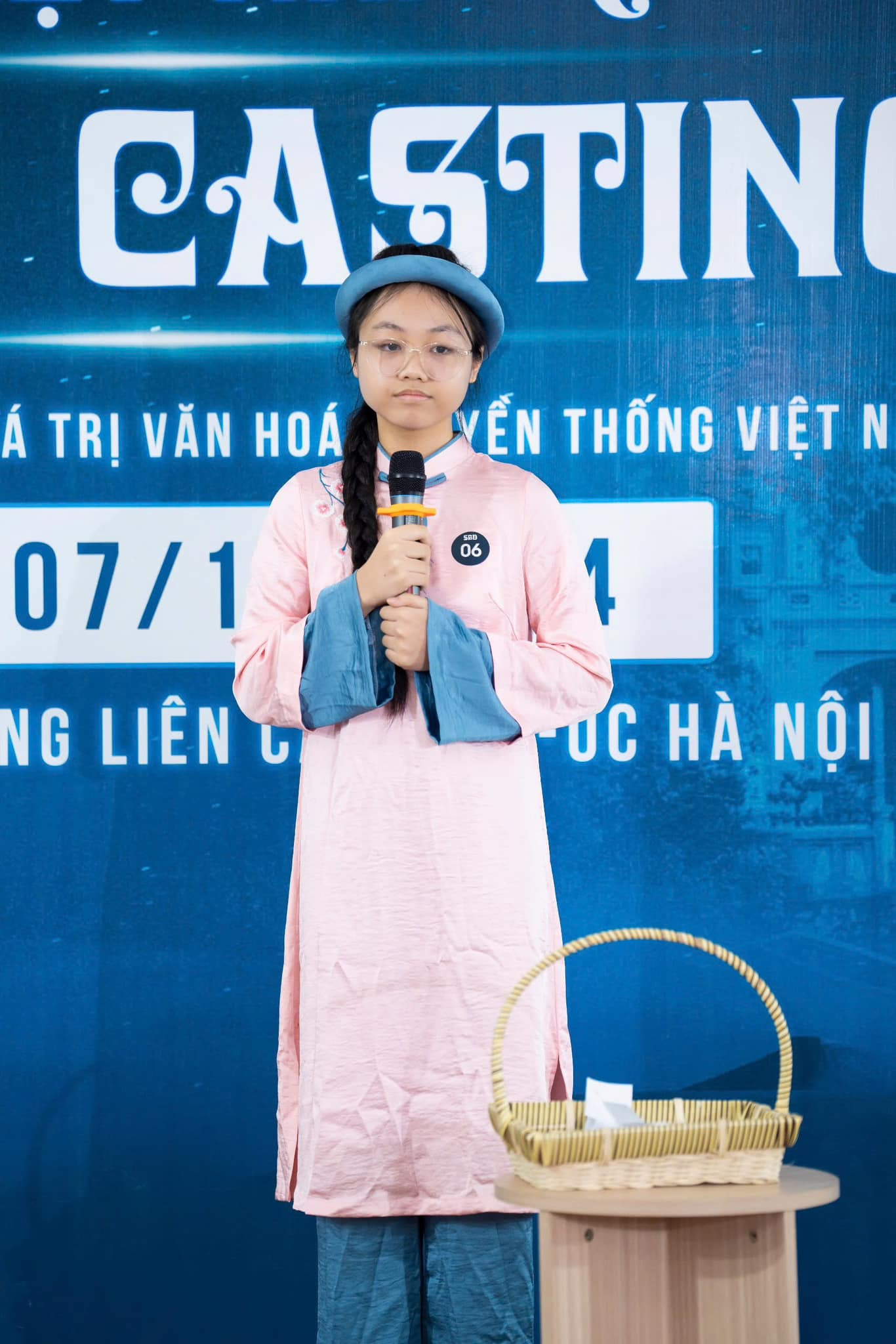 Nhiều bạn mặc áo dài truyền thống đến với cuộc thi. Nhiều bạn mặc áo dài truyền thống đến với cuộc thi.