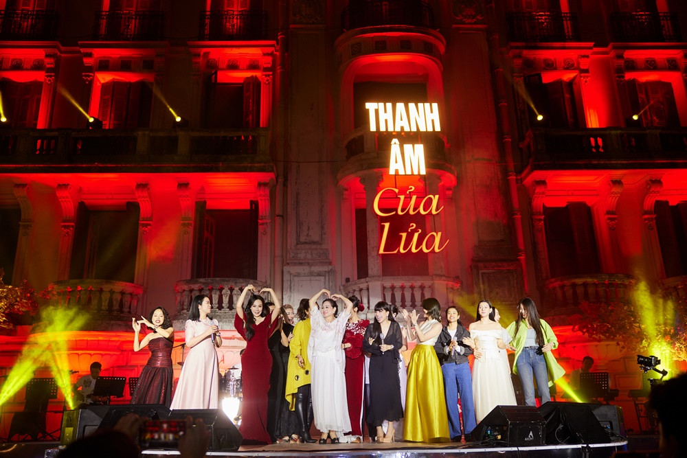 Đêm nhạc đặc biệt do các học trò dành tặng cô giáo Hà Thuỷ. Đêm nhạc đặc biệt do các học trò dành tặng cô giáo Hà Thuỷ.