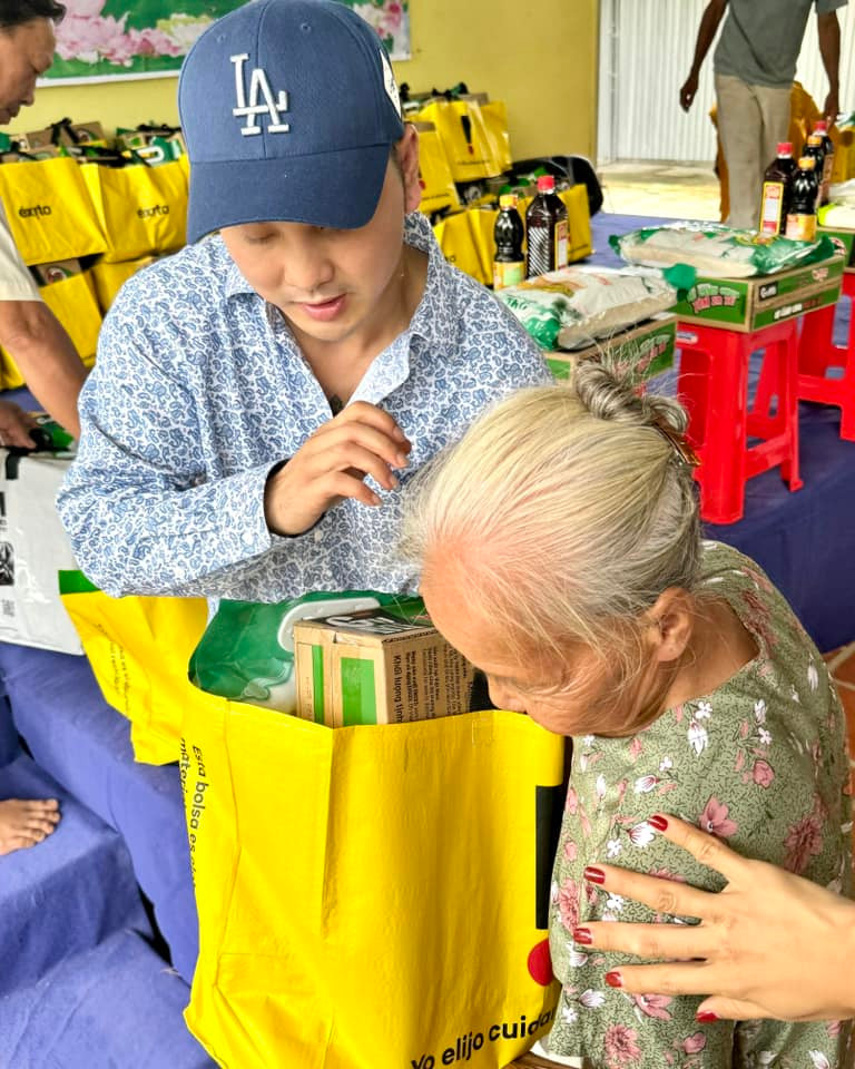 Nhiều năm qua, Ưng Hoàng Phúc thường xuyên tham gia các hoạt động từ thiện. Nhiều năm qua, Ưng Hoàng Phúc thường xuyên tham gia các hoạt động từ thiện.