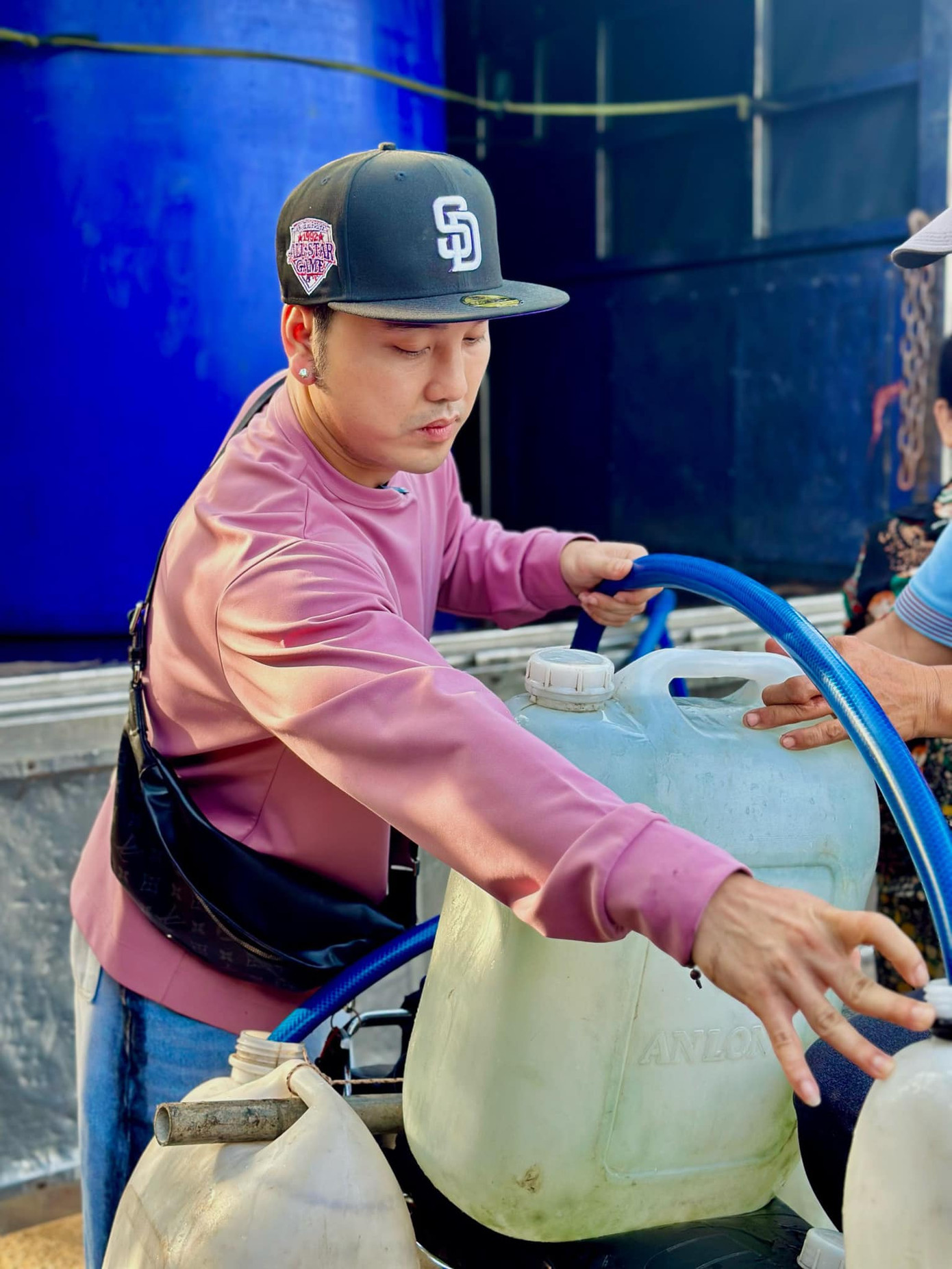 Nhiều năm qua, Ưng Hoàng Phúc thường xuyên tham gia các hoạt động từ thiện. Nhiều năm qua, Ưng Hoàng Phúc thường xuyên tham gia các hoạt động từ thiện.