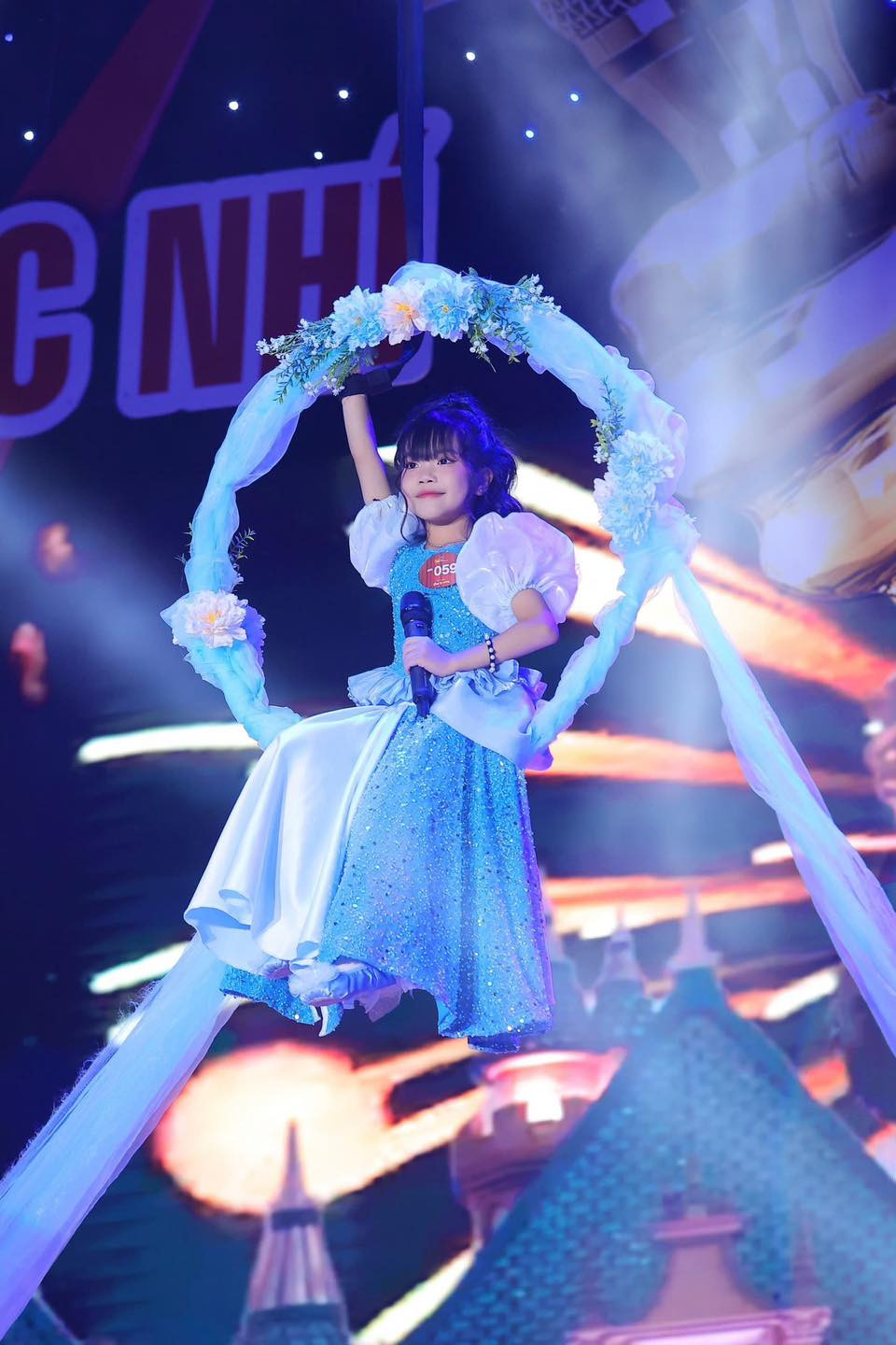 Cô bé Châu Anh gây ấn tượng khi hóa thân thành công chúa Disney. Cô bé Châu Anh gây ấn tượng khi hóa thân thành công chúa Disney.