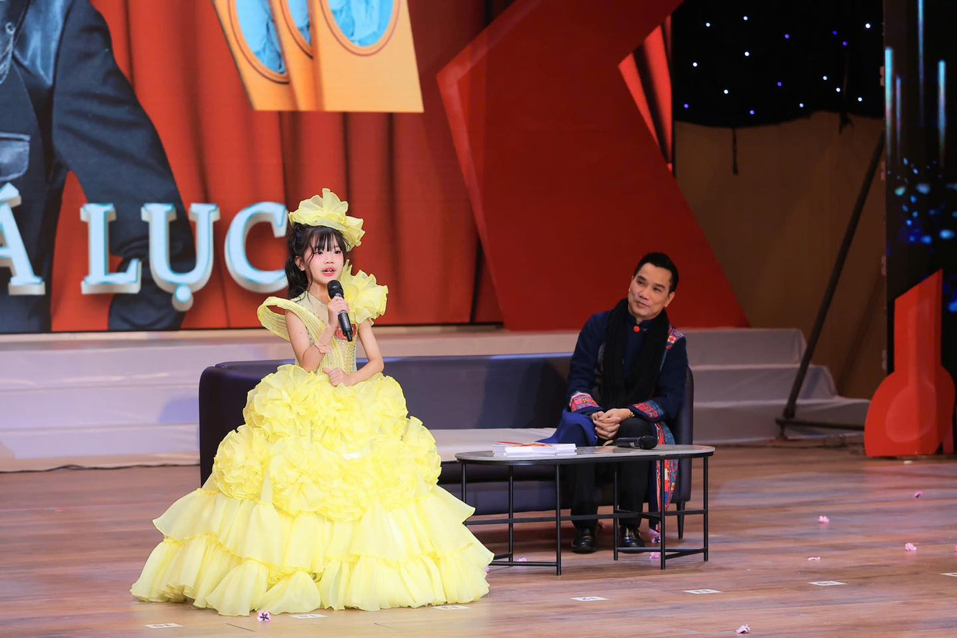 Mới 7 tuổi nhưng Châu Anh thể hiện cực tự tin trên sân khấu. Mới 7 tuổi nhưng Châu Anh thể hiện cực tự tin trên sân khấu.