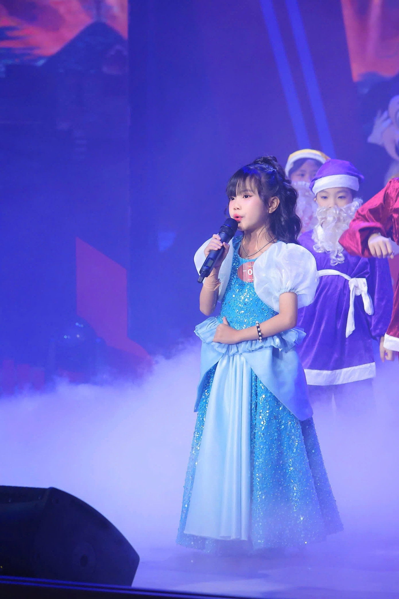 Cô bé Châu Anh gây ấn tượng khi hóa thân thành công chúa Disney. Cô bé Châu Anh gây ấn tượng khi hóa thân thành công chúa Disney.