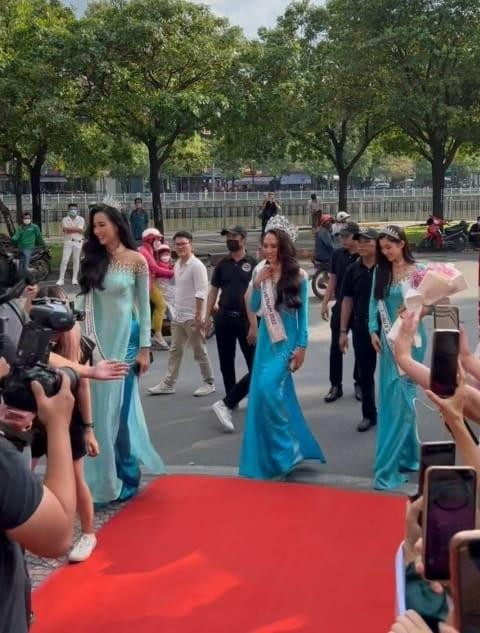 Một vài hành động gây tranh cãi của Á hậu Bảo Ngọc Một vài hành động gây tranh cãi của Á hậu Bảo Ngọc