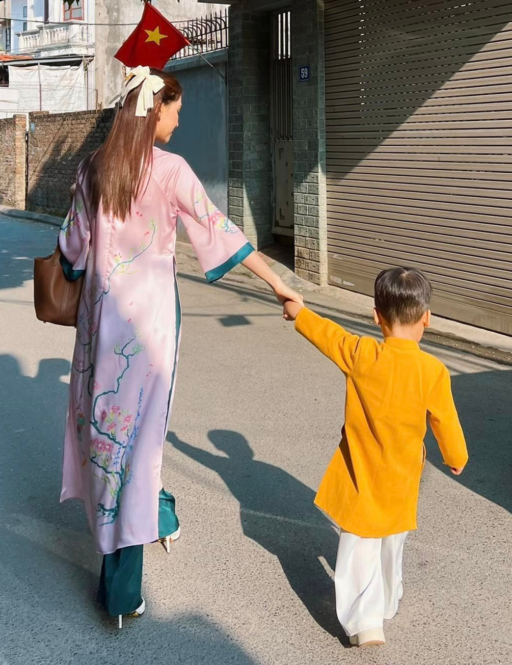 Hai mẹ con diện áo dài đi chúc Tết. Hai mẹ con diện áo dài đi chúc Tết.