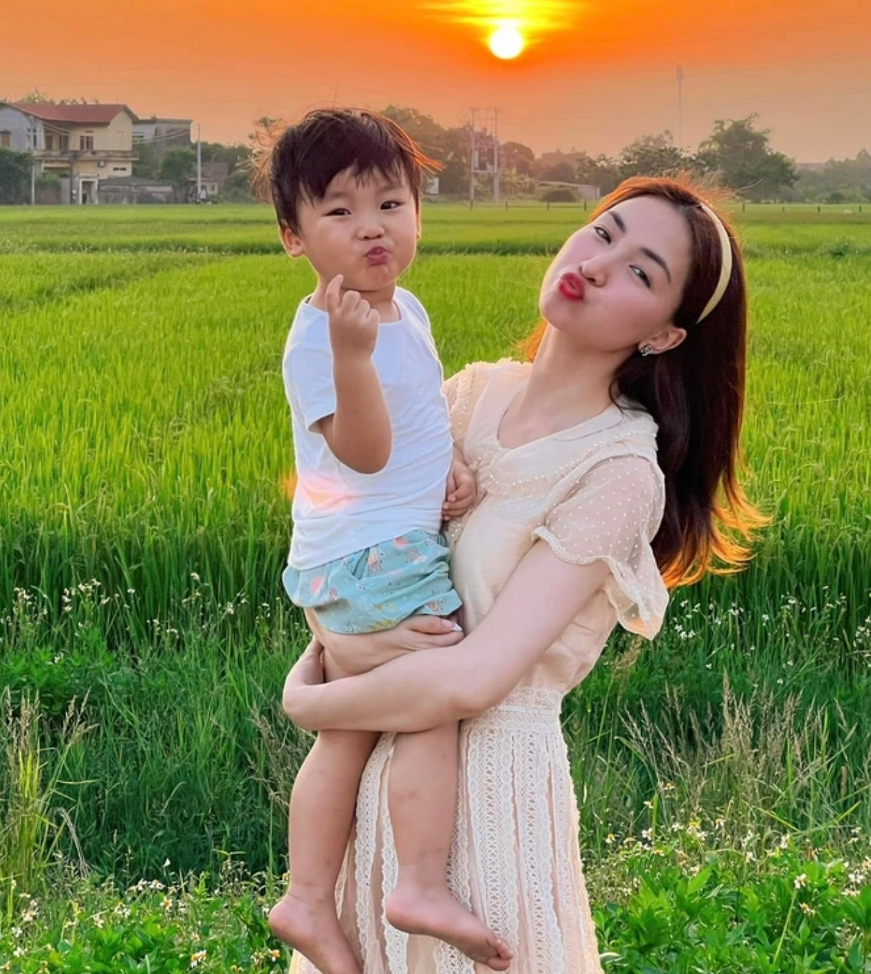 Hòa Minzy ngày càng được yêu mến sau khi làm mẹ. Hòa Minzy ngày càng được yêu mến sau khi làm mẹ.