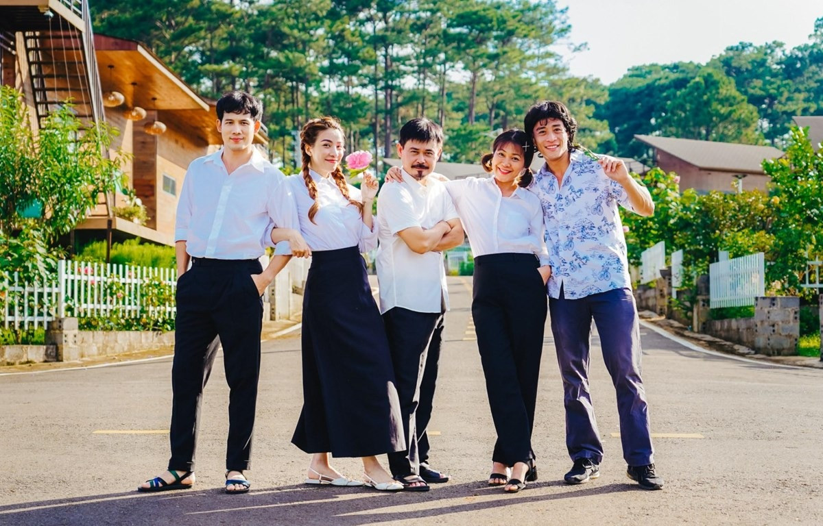 Dàn diễn viên chính trong Chúng Ta Phải Hạnh Phúc. Dàn diễn viên chính trong Chúng Ta Phải Hạnh Phúc.