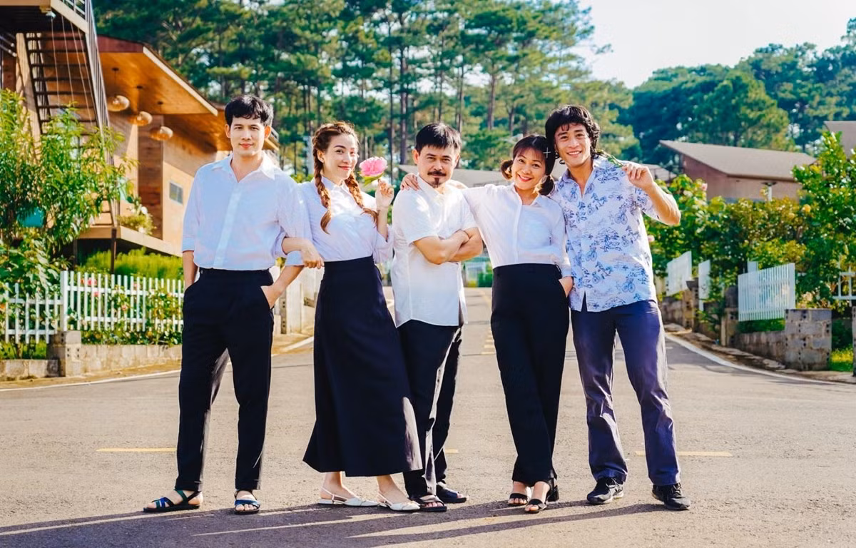 Dàn diễn viên chính trong Chúng Ta Phải Hạnh Phúc.