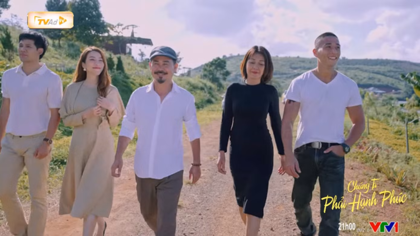 Phim cũng kể về nhóm bạn cũ lâu ngày gặp lại.