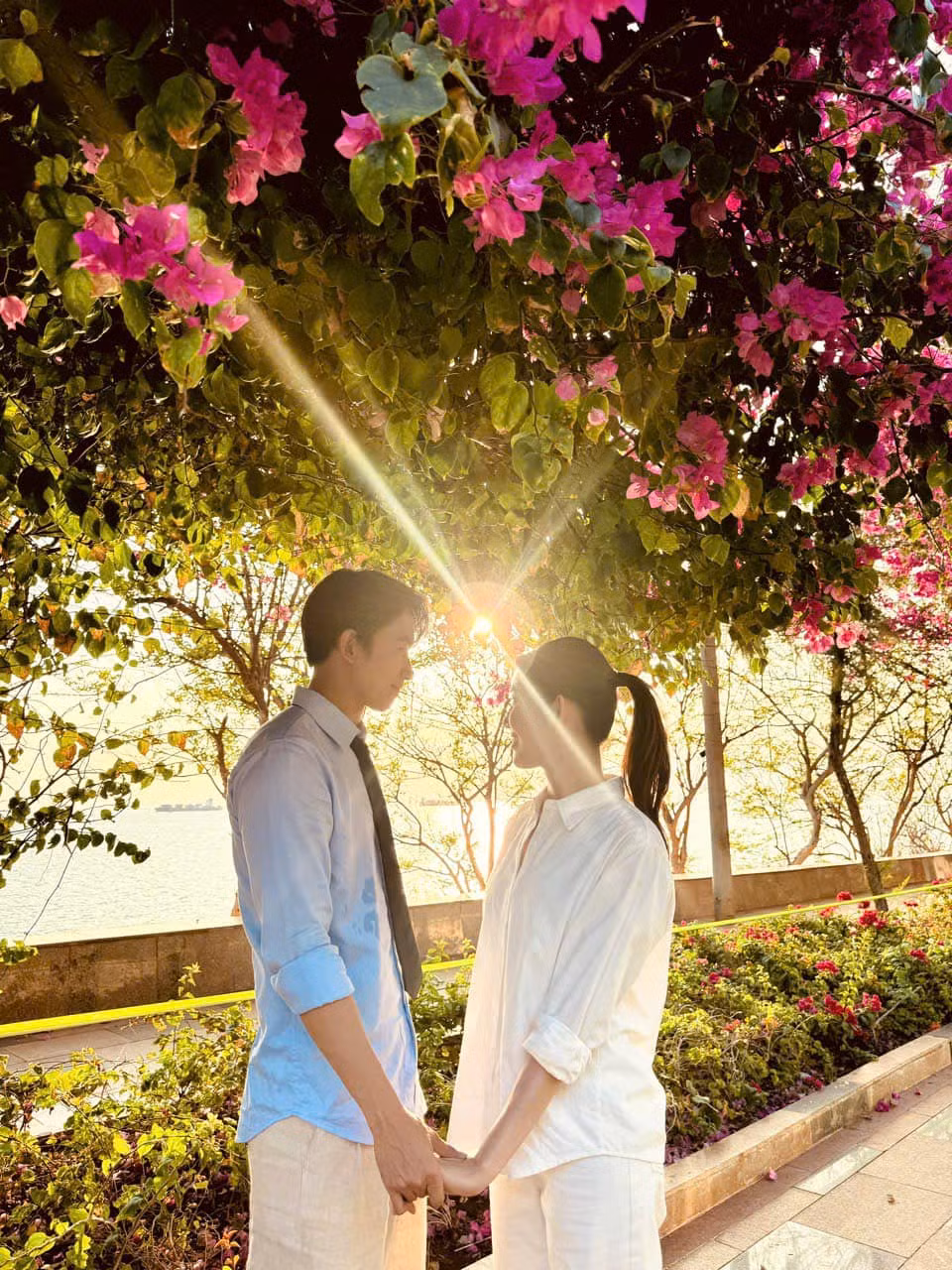 Ảnh hậu trường của Võ Cảnh - Thúy Ngân còn ngọt ngào hơn.