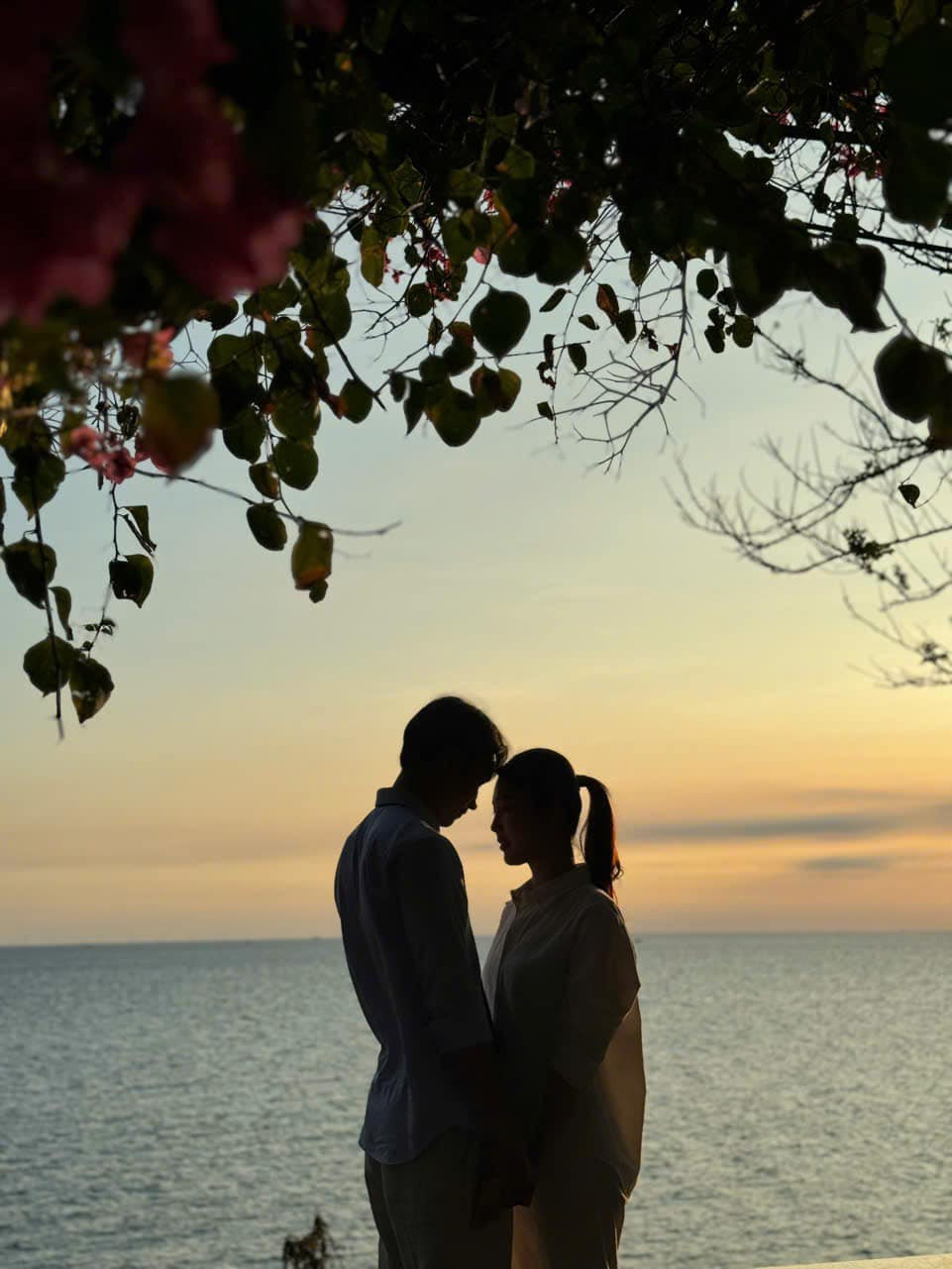 Ảnh hậu trường của Võ Cảnh - Thúy Ngân còn ngọt ngào hơn. Ảnh hậu trường của Võ Cảnh - Thúy Ngân còn ngọt ngào hơn.