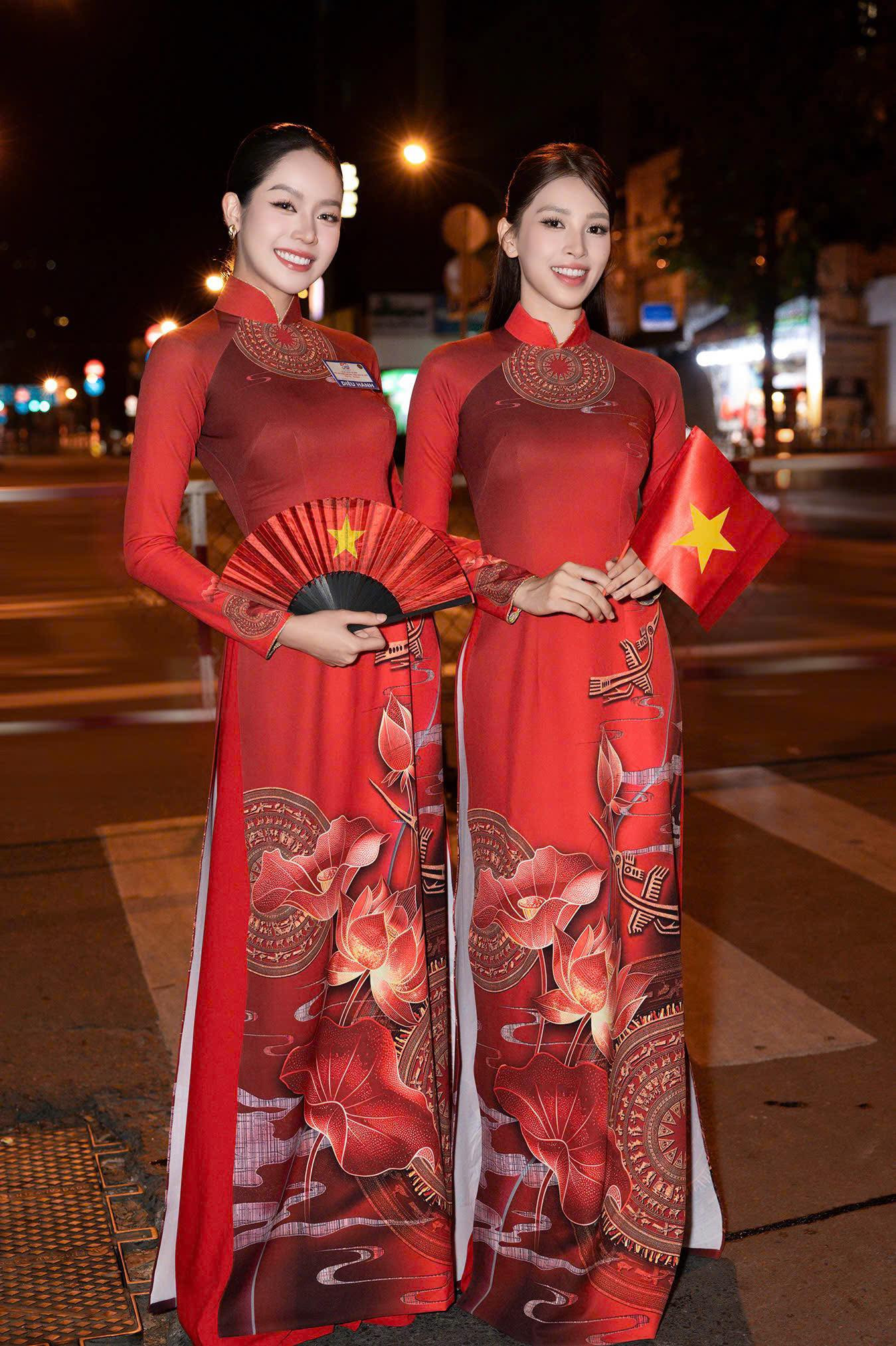 Hoa hậu Thanh Thủy đẹp rực rỡ trong lễ diễu binh, diễu hành nhờ chọn đúng kiểu tóc ảnh 6