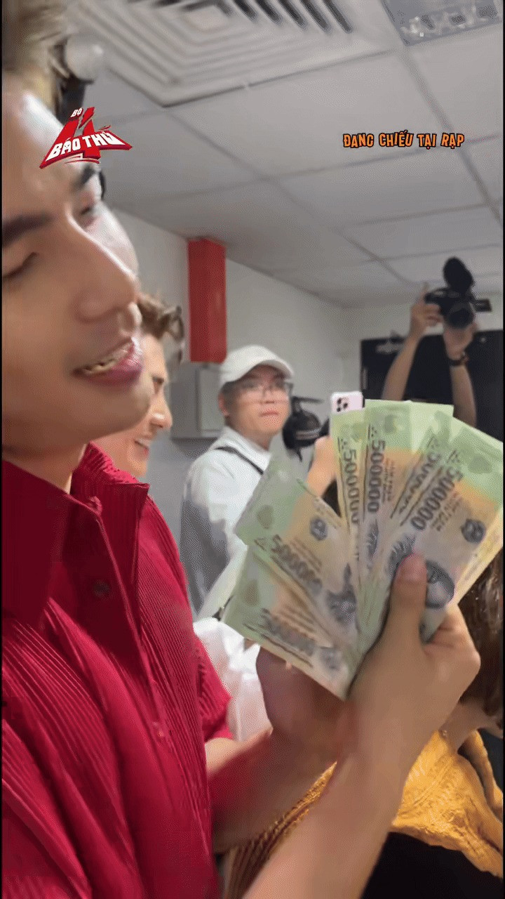 Quốc Anh và Tiểu Vy có màn bóc túi mù đầy trái ngược.