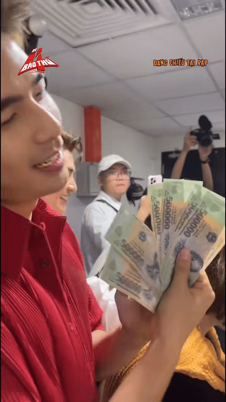 Quốc Anh và Tiểu Vy có màn bóc túi mù đầy trái ngược.