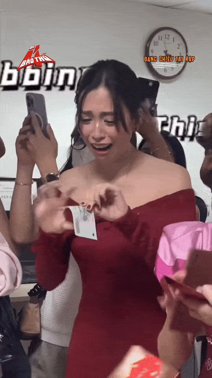 Quốc Anh và Tiểu Vy có màn bóc túi mù đầy trái ngược.