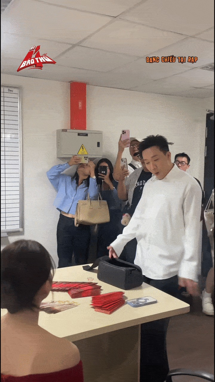 Trấn Thành chơi lớn lì xì cho ê-kíp của cả hai phim.