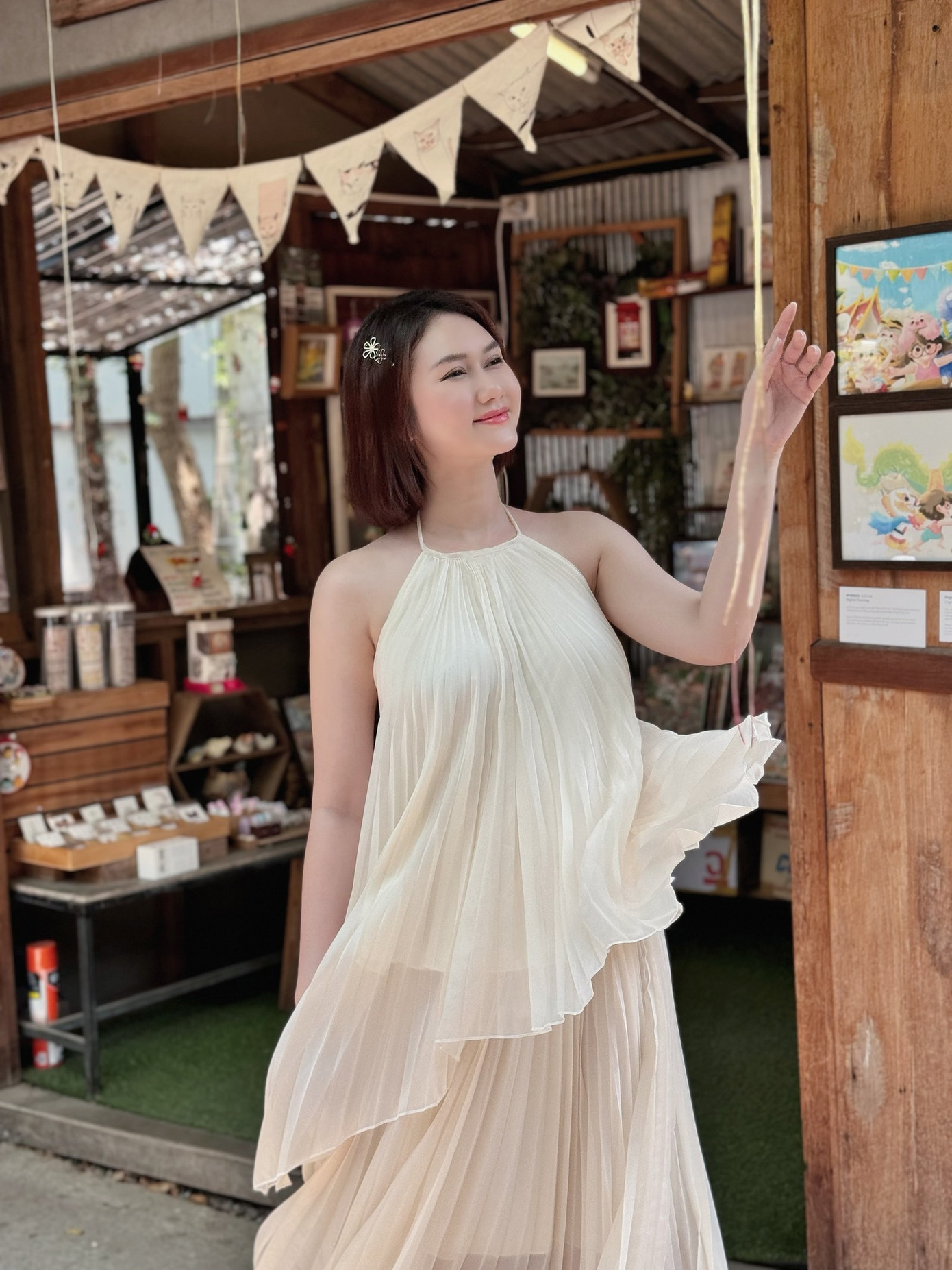 Dạo gần đây Hương Giang thường đăng những bức ảnh mặc đầm suông.