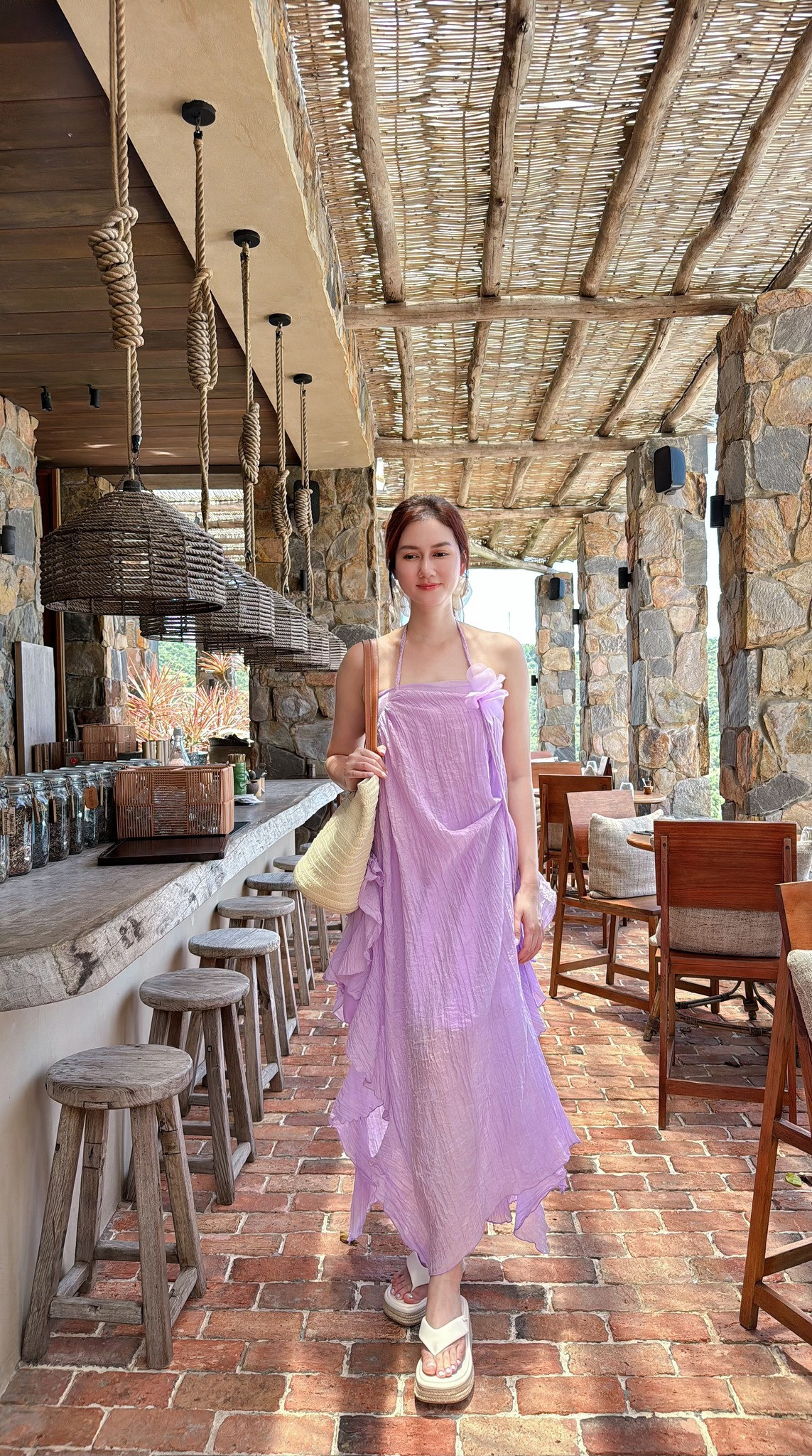 Dạo gần đây Hương Giang thường đăng những bức ảnh mặc đầm suông.