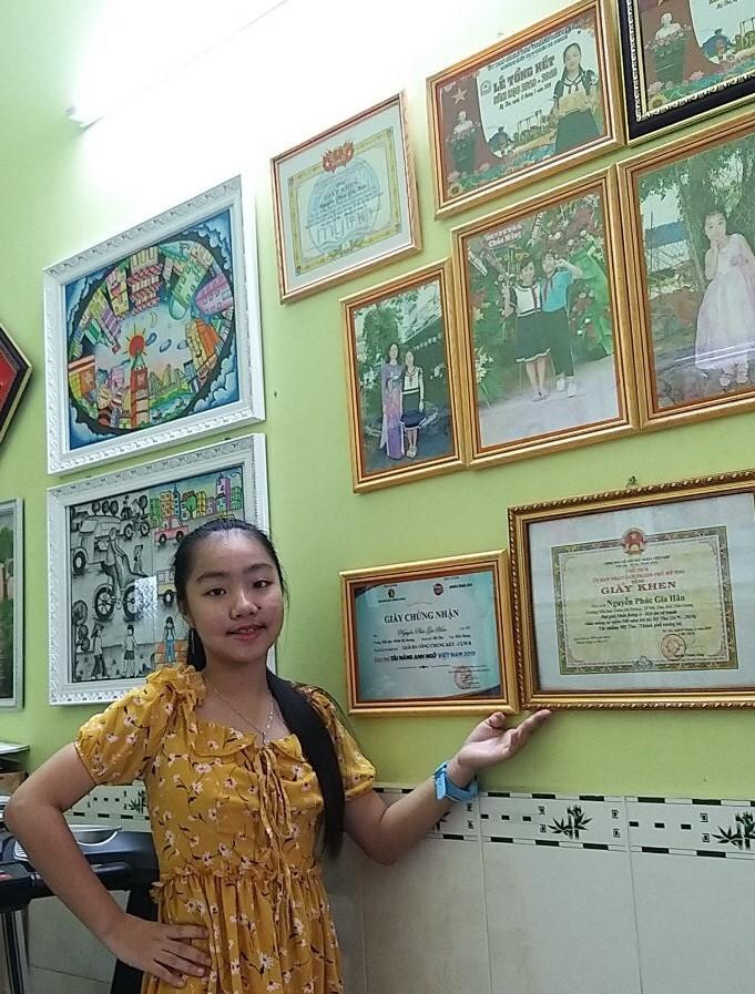 Gia Hân là bạn có số tranh dự thi “kỷ lục” - 5 bức tranh trong 5 tuần. Ngoài ra, Gia Hân còn đóng góp 5 triệu tiền mặt cho Quỹ Vắc-xin phòng chống COVID-19 của Chính phủ thông qua cuộc thi “Ngày hội sắc màu&quot; 2021 bằng chính khoản tiền tiết kiệm từ các học bổng, giải thưởng của mình.