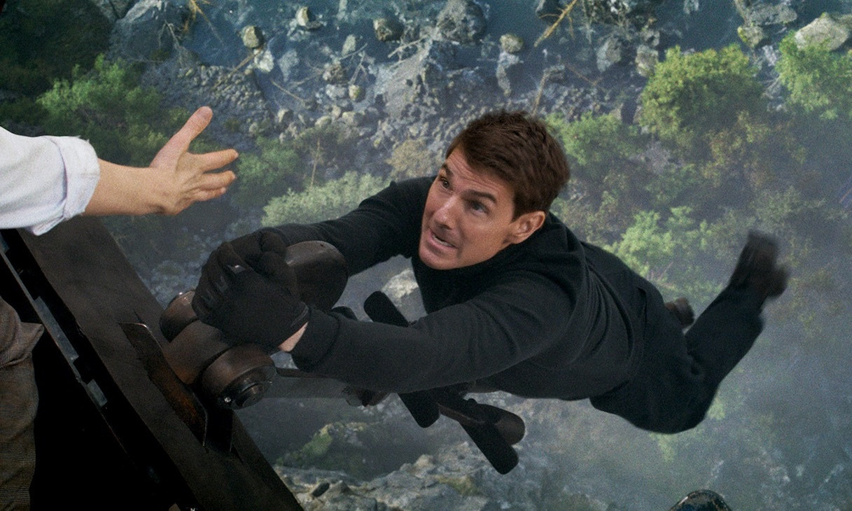 Đu người trên không là kiểu hành động yêu thích của Tom Cruise Đu người trên không là kiểu hành động yêu thích của Tom Cruise