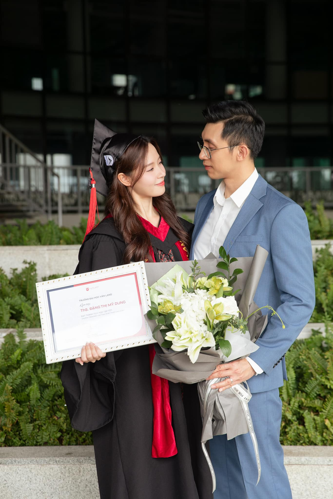 Doanh nhân Minh Đạt lúc nào cũng tạo dáng nhìn về phía vợ.