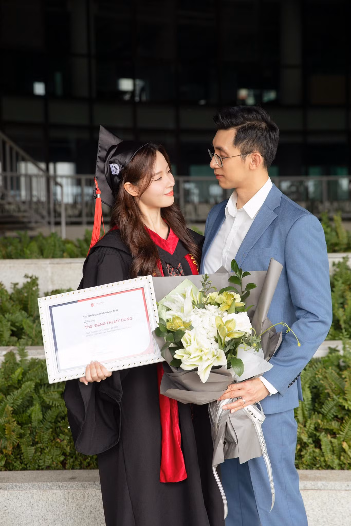 Doanh nhân Minh Đạt lúc nào cũng tạo dáng nhìn về phía vợ.
