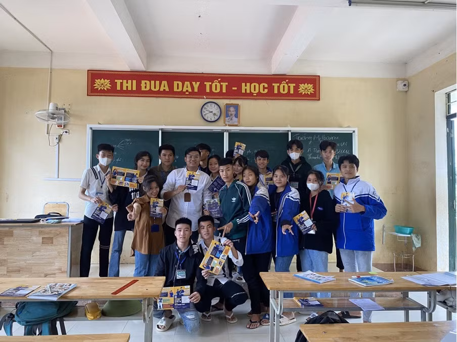 Học sinh lớp 12 kết thúc kỳ thi học kỳ và chuẩn bị đón Tết Nguyên Đán cùng gia đình.