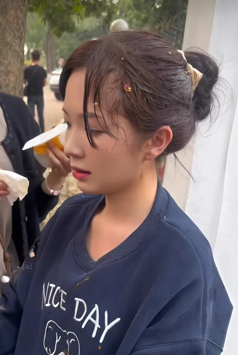 Ngọc Huyền bị ném khoảng 100 quả trứng trong cảnh này. Ngọc Huyền bị ném khoảng 100 quả trứng trong cảnh này.