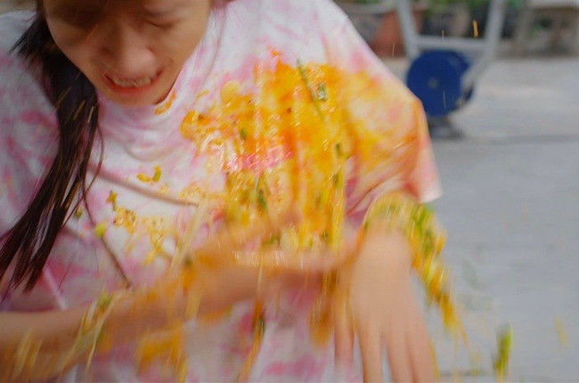 Một diễn viên Ngọc Huyền khác thì bị hất bún với lý do tương tự. Một diễn viên Ngọc Huyền khác thì bị hất bún với lý do tương tự.