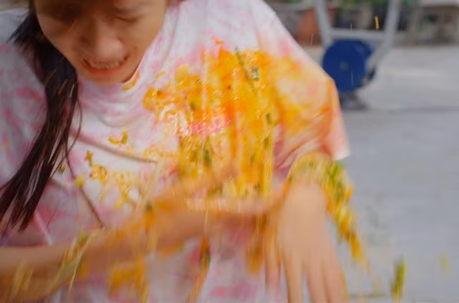 Một diễn viên Ngọc Huyền khác thì bị hất bún với lý do tương tự.
