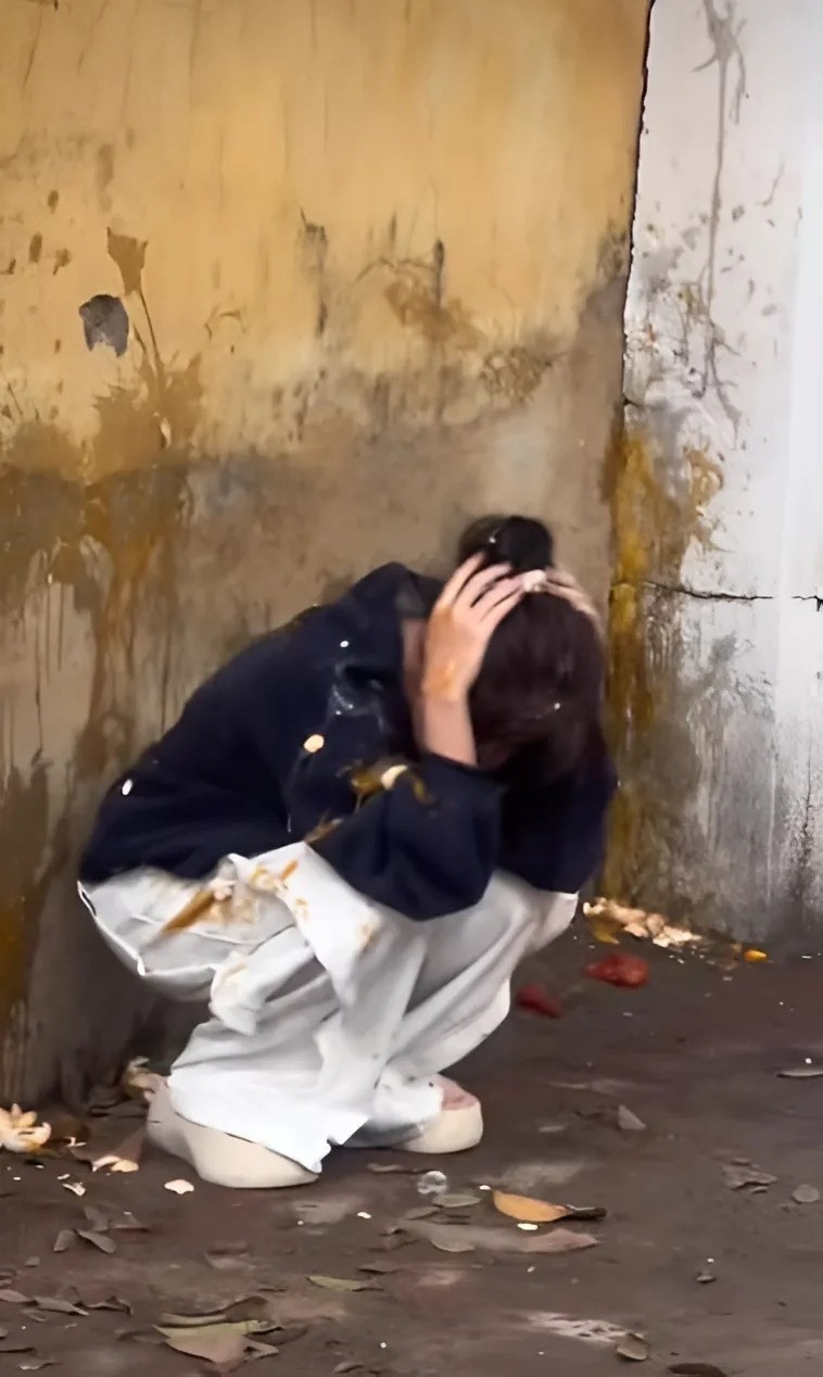 Ngọc Huyền bị ném khoảng 100 quả trứng trong cảnh này. Ngọc Huyền bị ném khoảng 100 quả trứng trong cảnh này.