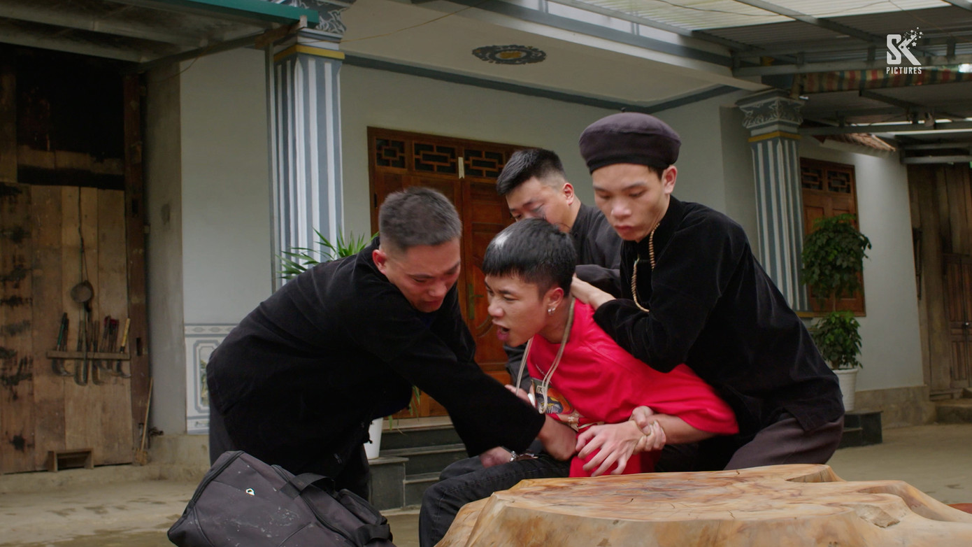 Chải bị bọn đòi nợ uy hiếp khi về nhà tìm bố. Chải bị bọn đòi nợ uy hiếp khi về nhà tìm bố.