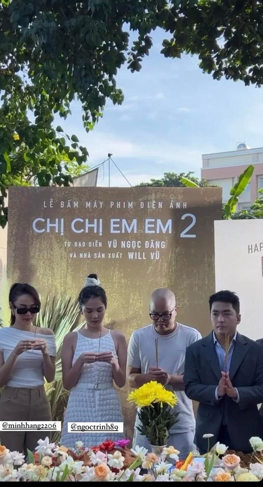 Minh Hằng, Ngọc Trinh và đạo diễn Vũ Ngọc Đãng trong lễ khai máy Minh Hằng, Ngọc Trinh và đạo diễn Vũ Ngọc Đãng trong lễ khai máy