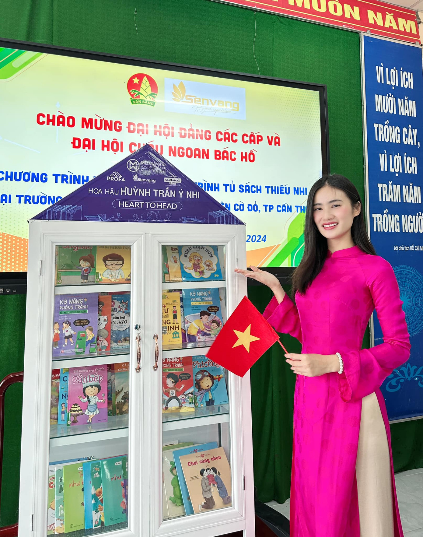 Ý Nhi đã xây dựng hơn 20 tủ sách cộng đồng ở các trường học. Ý Nhi đã xây dựng hơn 20 tủ sách cộng đồng ở các trường học.