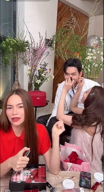 Hai người có hành động ngọt ngào khi livestream cùng Hồ Ngọc Hà.