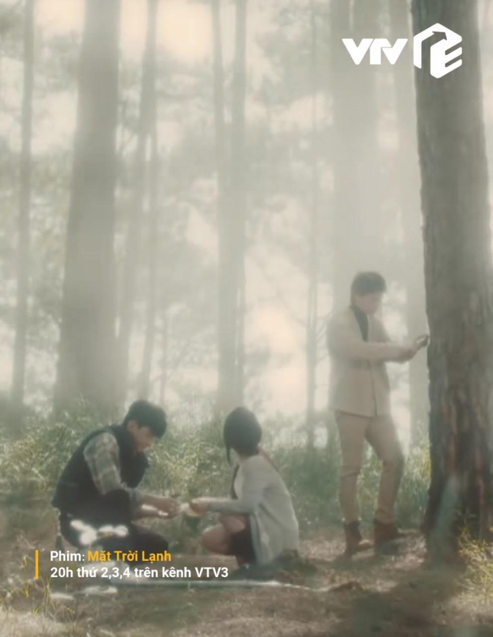 Hình ảnh phim mờ ảo nhìn như phim cũ.