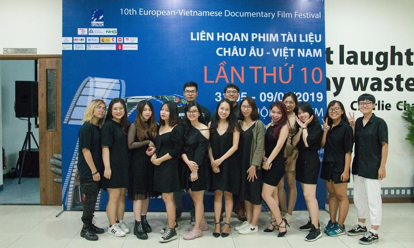 Sinh viên tham gia tổ chức sự kiện Liên hoan Phim Châu Âu được tổ chức hằng năm nhằm giới thiệu những bộ phim hay đến với công chúng yêu phim.