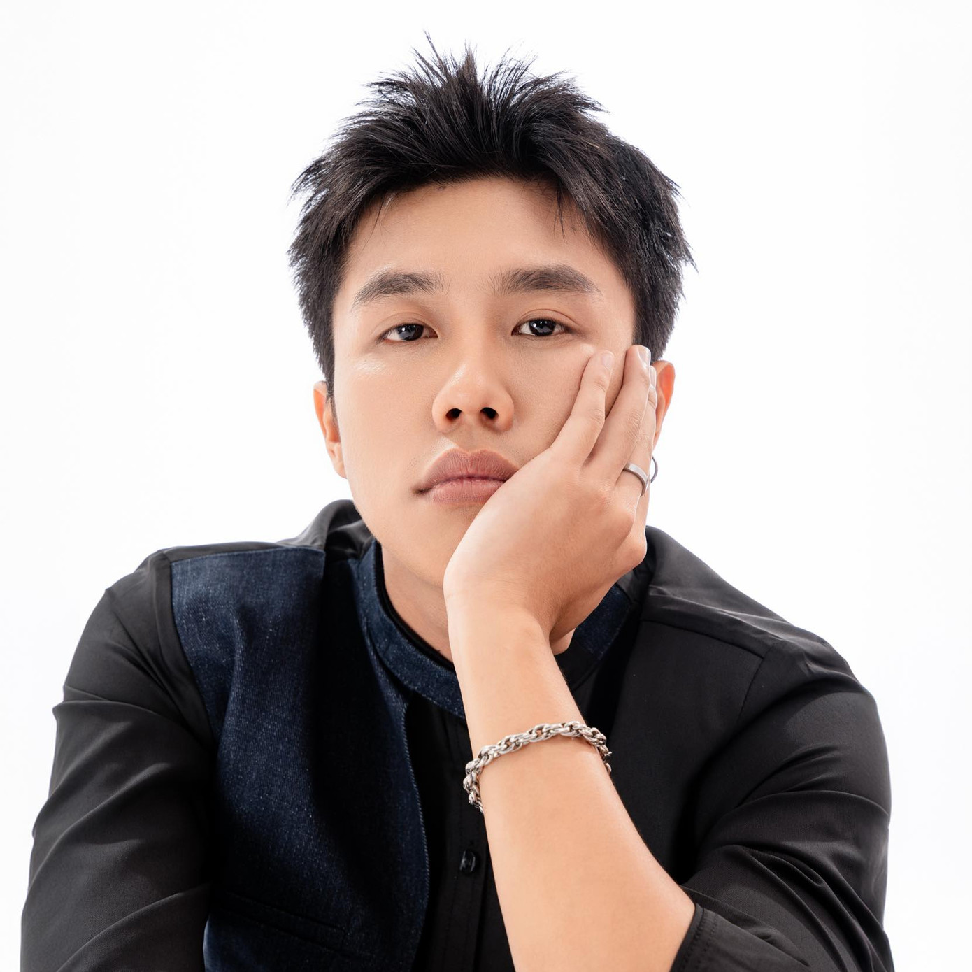 Sau đó Long Vũ đã phải xin lỗi vì bài đăng gây bức xúc của mình. Sau đó Long Vũ đã phải xin lỗi vì bài đăng gây bức xúc của mình.