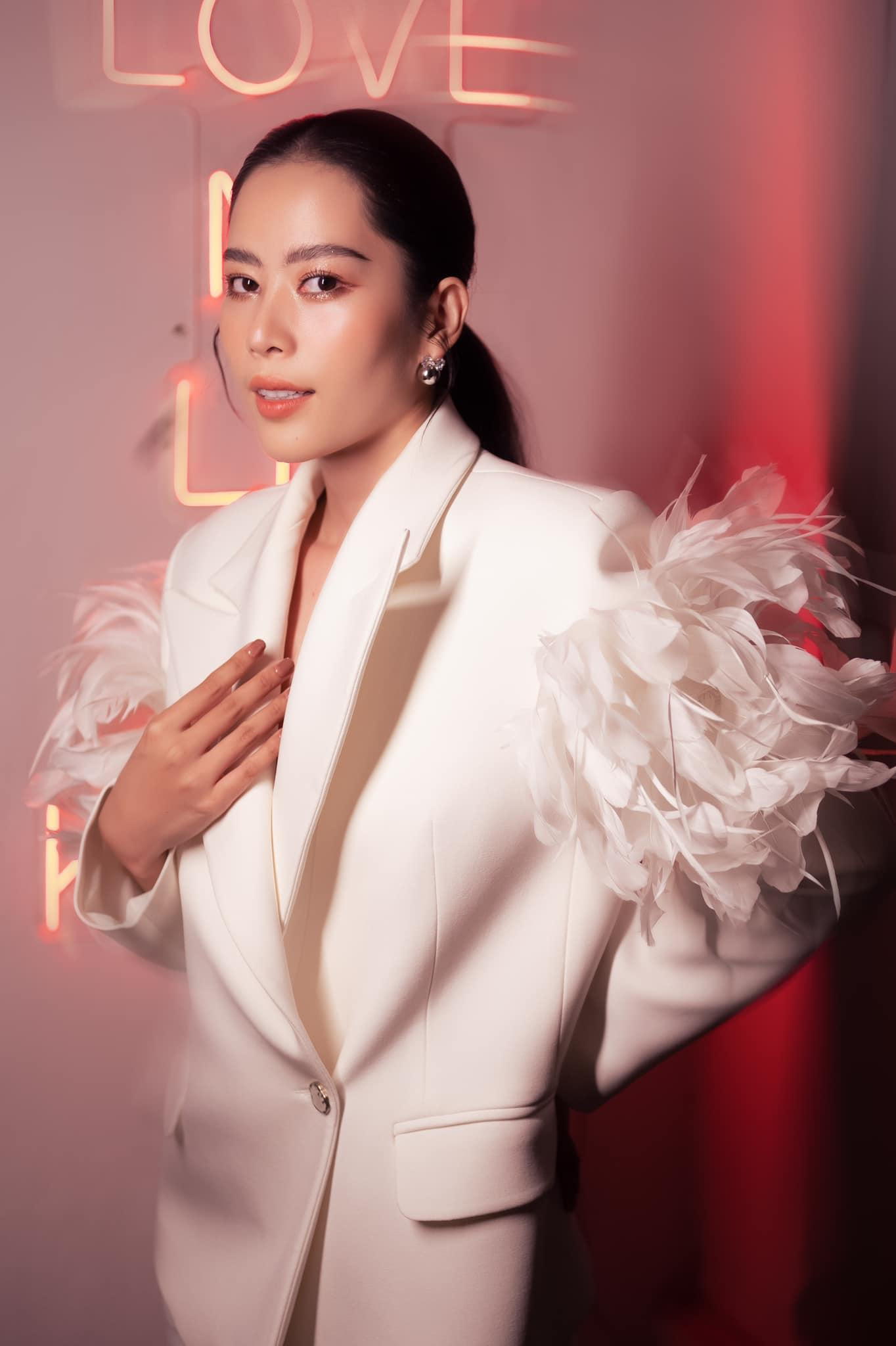 Nam Em trở lại showbiz sau khi kết thúc cuộc thi