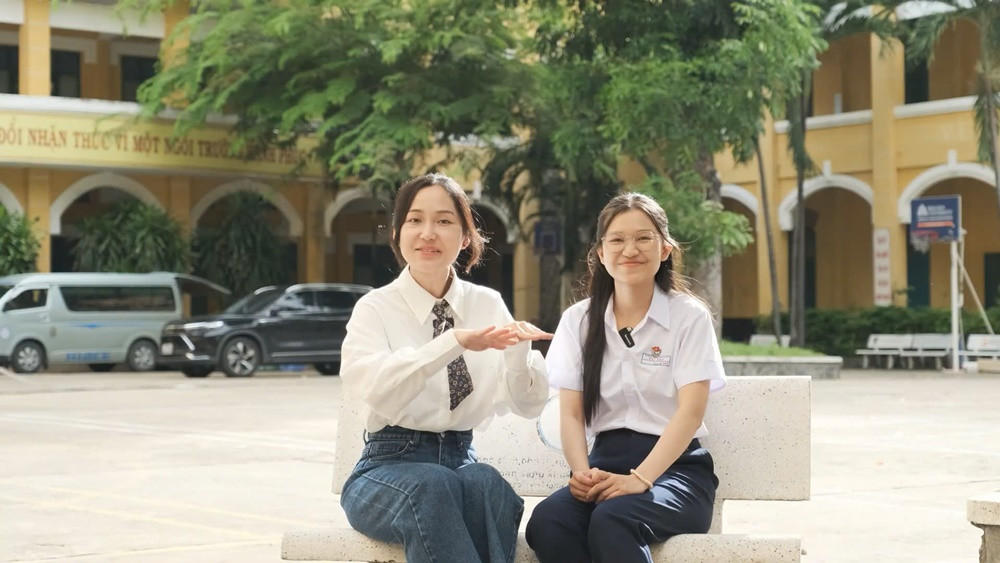 Hai diễn viên cùng đóng nhỏ Hạnh ở bản truyền hình và điện ảnh.