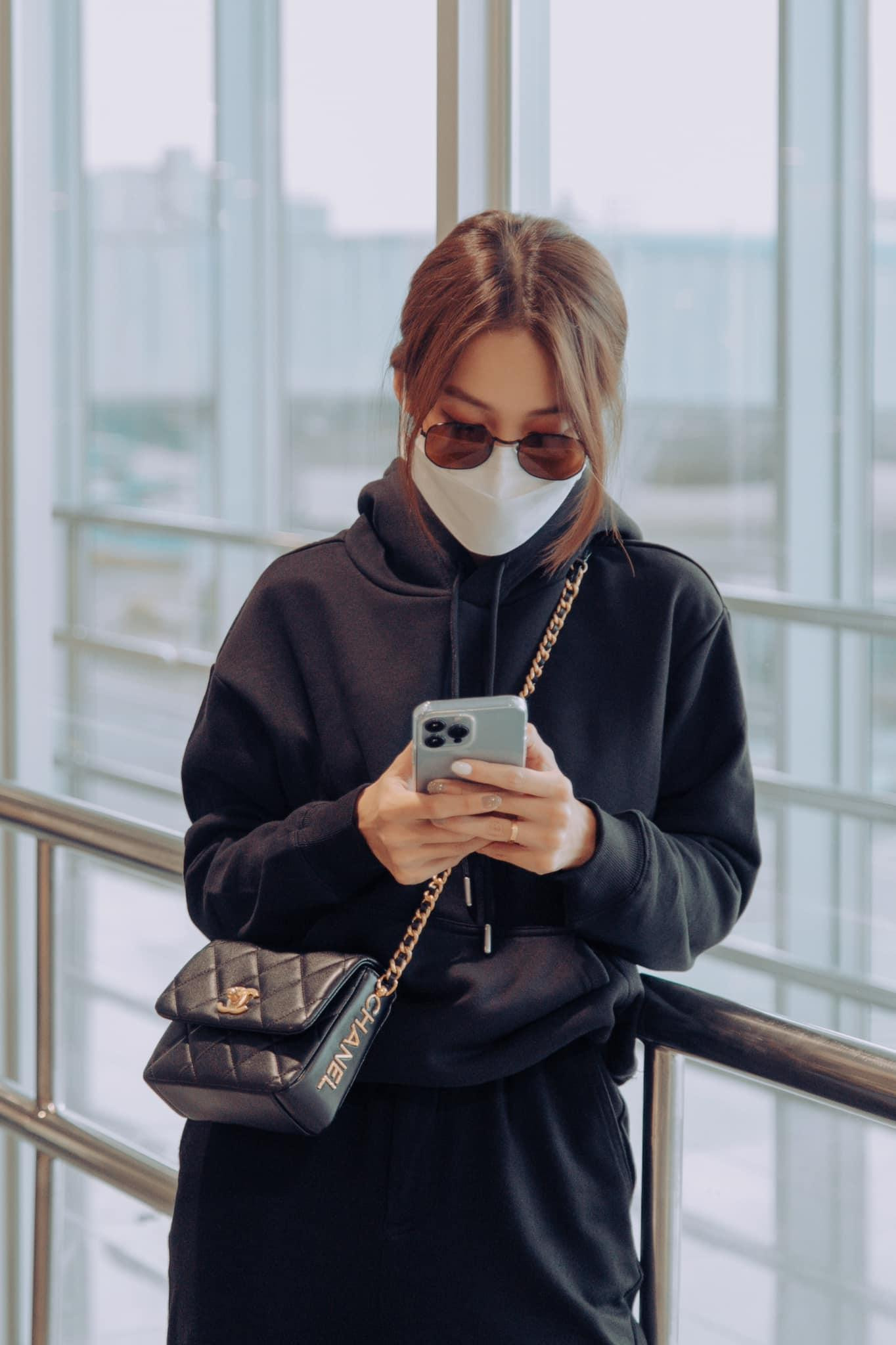 Áo Khả Ngân mặc không có dòng chữ như Thanh Sơn Áo Khả Ngân mặc không có dòng chữ như Thanh Sơn