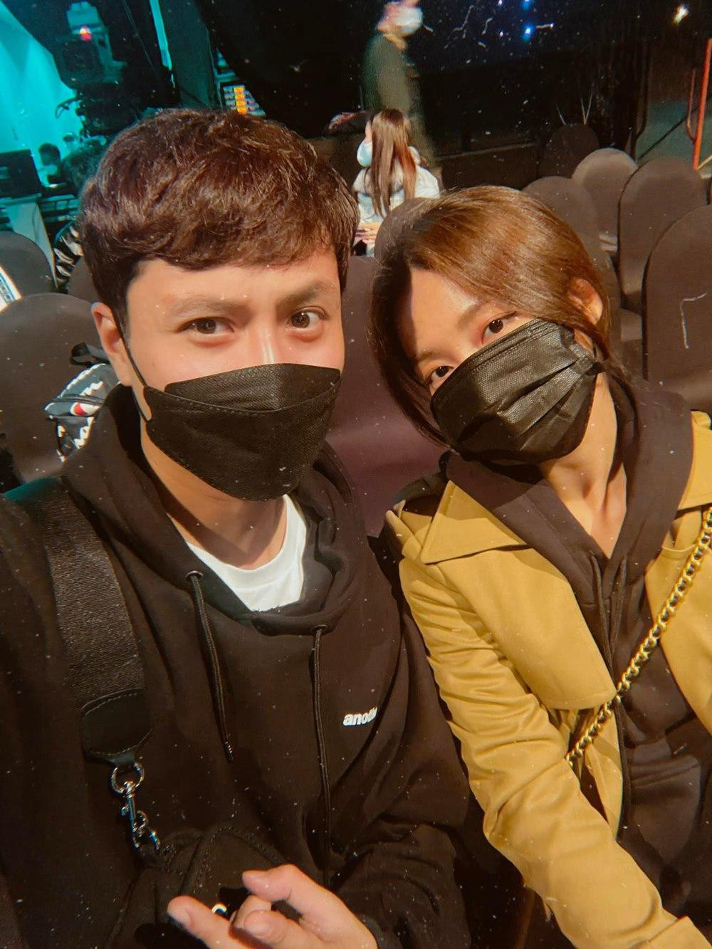 Hai người lại bị dân mạng nghi ngờ mặc áo đôi Hai người lại bị dân mạng nghi ngờ mặc áo đôi