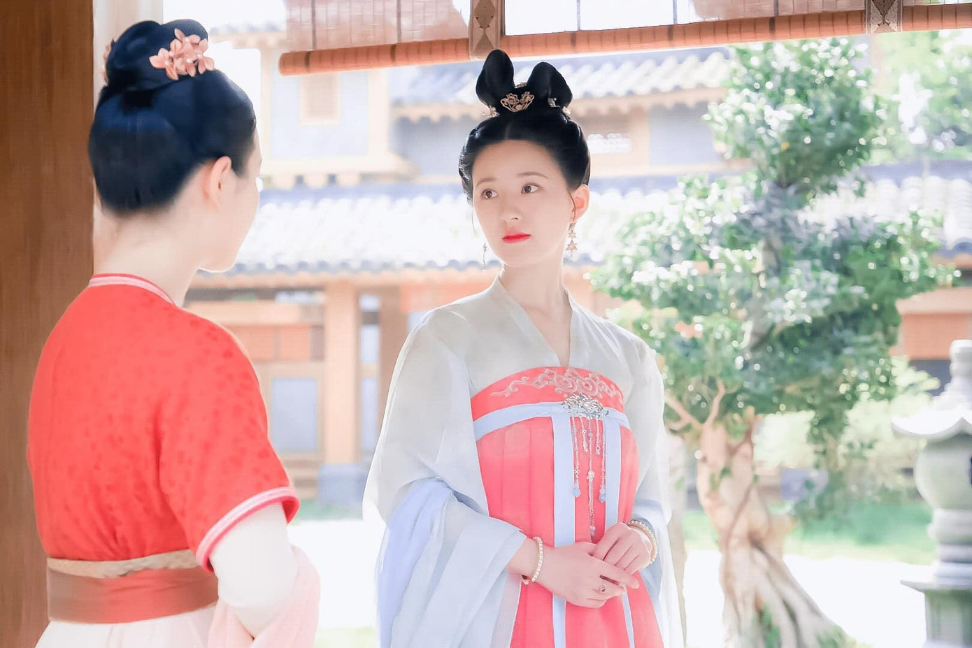 Lạc Yên thường mặc trùng màu với vai người hầu.